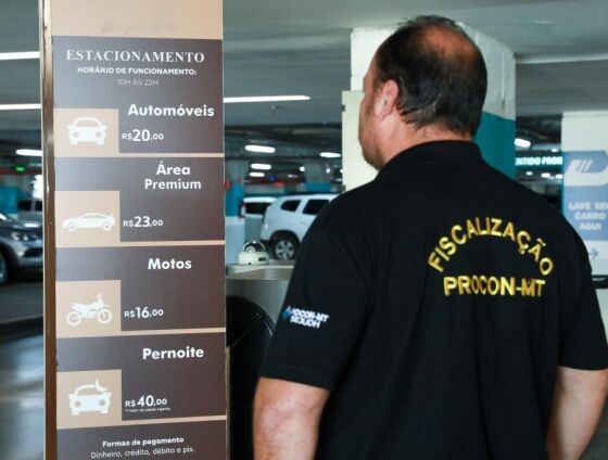 Fiscal do Procon-MT confere tabela de preços em estacionamento de shopping após aumento nas tarifas cobradas dos consumidores.
