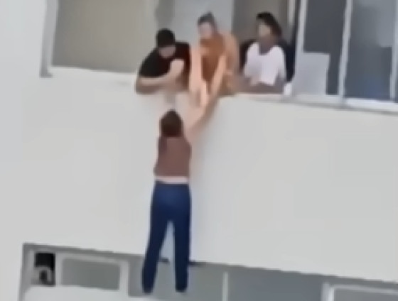 Três moradores resgataram a vítima. 