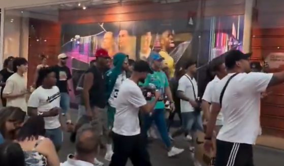 Sósia de Neymar causa alvoroço em shopping nos Estados Unidos 