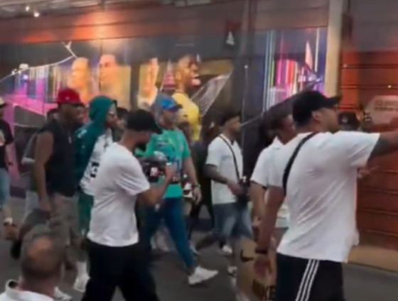 Sósia de Neymar causa alvoroço em shopping nos Estados Unidos 