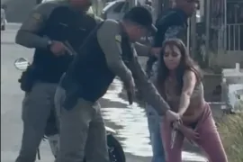 Mulher escondia uma pistola nas partes íntimas e acabou presa durante abordagem da Polícia Militar de Goiás. 
