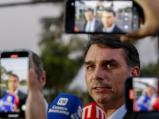Flávio Bolsonaro desembarca em Cuiabá no dia 20