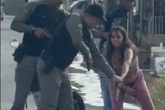 Mulher escondia uma pistola nas partes íntimas e acabou presa durante abordagem da Polícia Militar de Goiás. 
