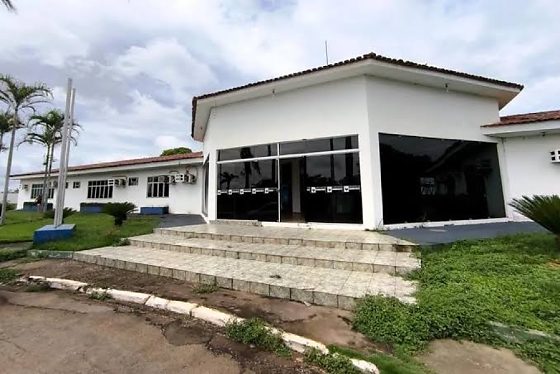 Município tem 90 dias para enviar à Câmara projeto que extingue cargos comissionados.