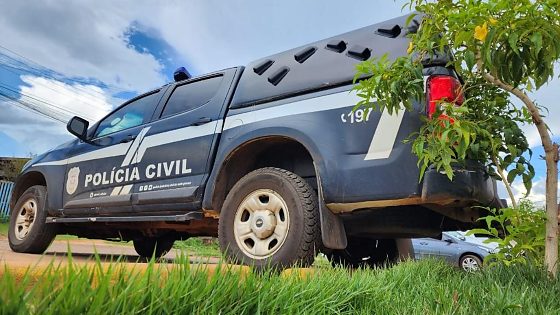 Durante a ação, os agentes apreenderam um celular com conteúdo ilícito e prenderam o investigado em flagrante.