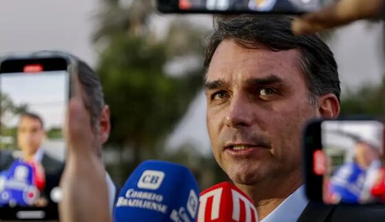 Flávio Bolsonaro desembarca em Cuiabá no dia 20