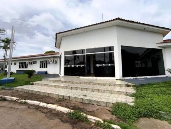 Município tem 90 dias para enviar à Câmara projeto que extingue cargos comissionados.