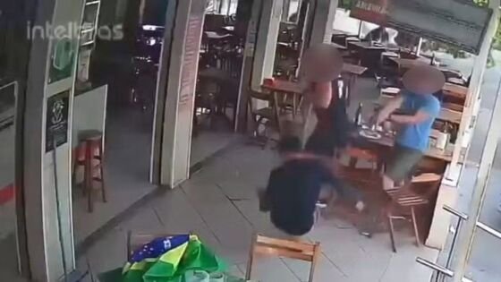 Vídeo mostra o instante em que o criminoso tenta assaltar policiais à paisana e acaba baleado.