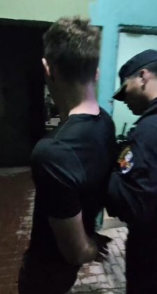 Ele recebeu voz de prisão e foi encaminhado à Delegacia Especializada de Defesa da Mulher, onde o caso foi registrado.