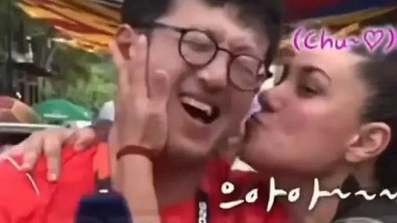 Repórter sul-coreano ganhou beijo de torcedora mexicana ao vivo