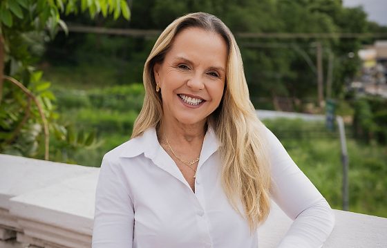 Dra. Natasha Slhessarenko é médica pediatra e patologista, servidora pública e empresária.
