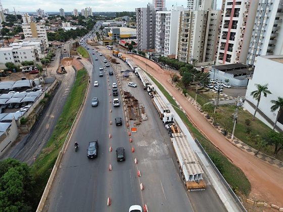 Interdição é necessária para lançamento das vigas do novo viaduto que está sendo construído no local.