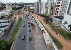 Interdição é necessária para lançamento das vigas do novo viaduto que está sendo construído no local.
