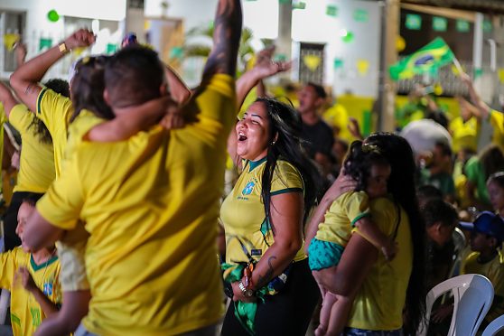 Moradores da Rua Ponta Grossa, no CPA 1, acompanharam a estreia do Brasil na Copa do Mundo em um telão instalado pela Prefeitura de Cuiabá.