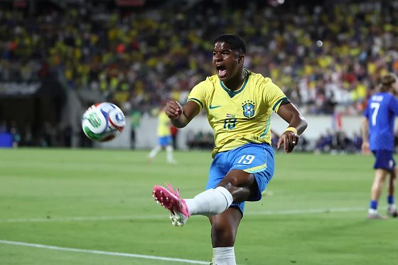 Mesmo precisando buscar a vitória, a Seleção Brasileira fez cinco substituições e o jovem atacante Endrick não foi acionado, gerando forte repercussão nas redes sociais