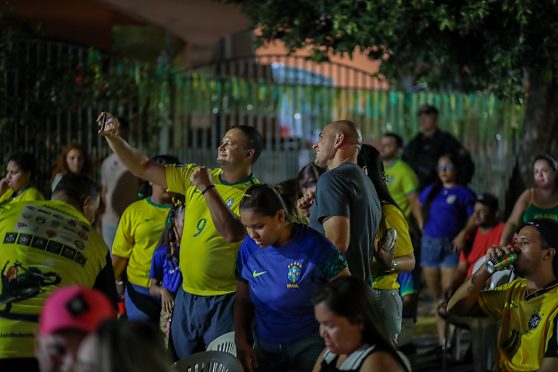 Durante as transmissões da estreia da Seleção Brasileira, o prefeito Abilio Brunini anunciou a instalação de mais quatro telões para os próximos jogos da Copa do Mundo. A medida amplia o projeto Minha Rua Show de Bola, que levou centenas de moradores
