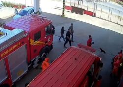 Vítima foi levada aos Bombeiros por populares que passavam no local no momento do acidente.