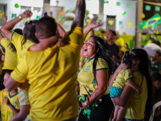 Moradores da Rua Ponta Grossa, no CPA 1, acompanharam a estreia do Brasil na Copa do Mundo em um telão instalado pela Prefeitura de Cuiabá.