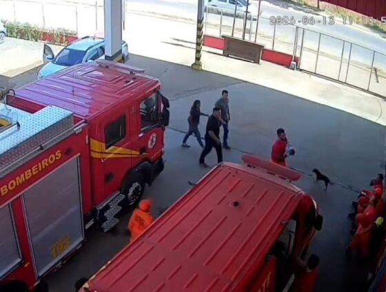Vítima foi levada aos Bombeiros por populares que passavam no local no momento do acidente.