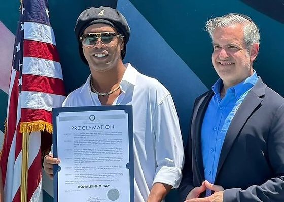 Ronaldinho Gaúcho posa com a placa comemorativa em Miami Beach