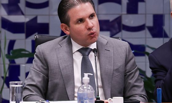 O presidente da Câmara, Hugo Motta, convocou uma reunião de líderes para discutir o projeto que prevê o fim da escala 6x1. A proposta pode ser votada ainda nesta semana e destravar a pauta do plenário.