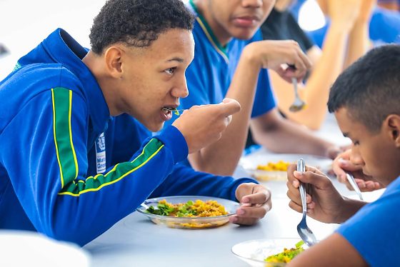 Cantinas escolares estão proibidas de comercializar uma lista de alimentos proibidos pela Seduc.