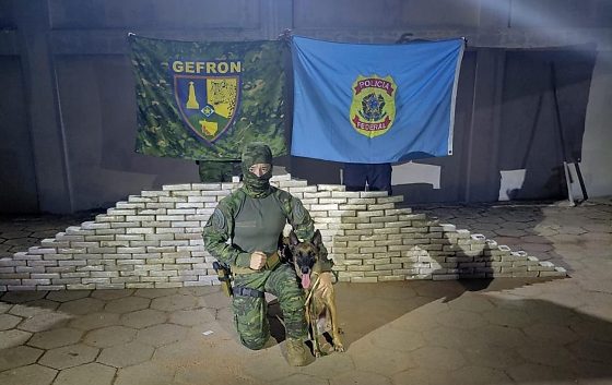 Os criminosos receberam voz de prisão e foram encaminhados para a sede da Polícia Federal.