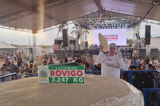 A marca supera o recorde anterior, alcançado em 2025, quando o queijo pesou 3.005 quilos.