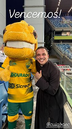 O padre Tony Moreira foi flagrado vibrando nas arquibancadas da Arena Pantanal