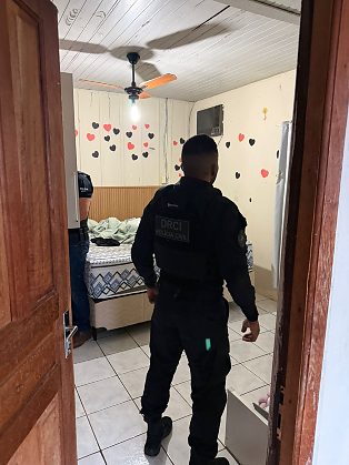 São cumpridos um mandado de prisão preventiva e dois mandados de busca e apreensão 