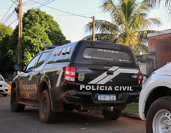 Na operação, foram cumpridos três mandados de busca e apreensão com autorização judicial para a exploração de dispositivos eletrônicos