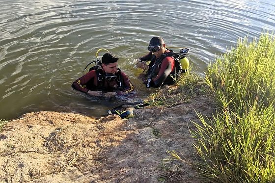 Após cerca de 10 minutos de mergulho, os militares localizaram o corpo da vítima.