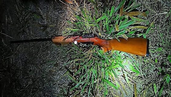 ao lado do corpo, polícia encontrou motocicleta e arma de pressão adaptada para calibre .22