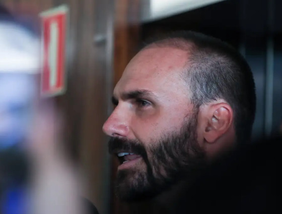 A defesa de Eduardo Bolsonaro será feita pela Defensoria Pública da União (DPU).