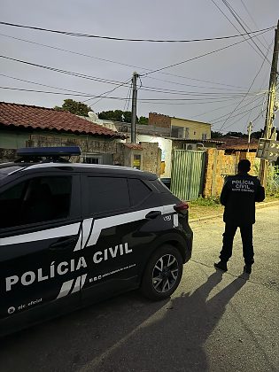 Na operação são cumpridos 18 mandados de prisão preventiva e 16 mandados de busca e apreensão domiciliar, além de medidas de bloqueio de contas bancárias de oito pessoas físicas e três pessoas jurídicas e do sequestro de cinco veículos automotores d