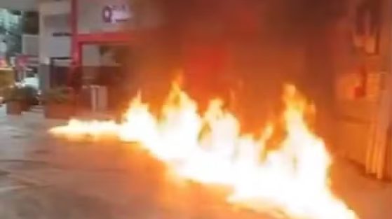 Uma reclamação sobre a suposta qualidade do combustível terminou em incêndio na Zona Oeste do Rio de Janeiro. Imagens mostram o momento em que um motociclista discute no posto antes de provocar as chamas.