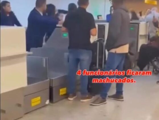 Passageira foi filmada dando soco na cara de funcionária da Latam durante confusão no check-in.