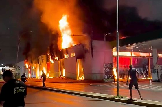 O incêndio atingiu o Anexo I da Secretaria Municipal de Educação na noite de quarta-feira.