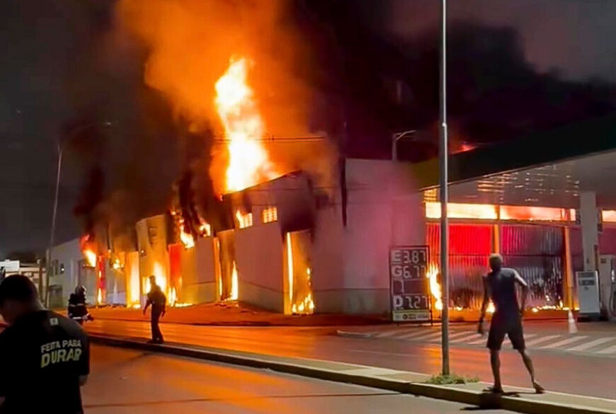 O incêndio atingiu o Anexo I da Secretaria Municipal de Educação na noite de quarta-feira. 