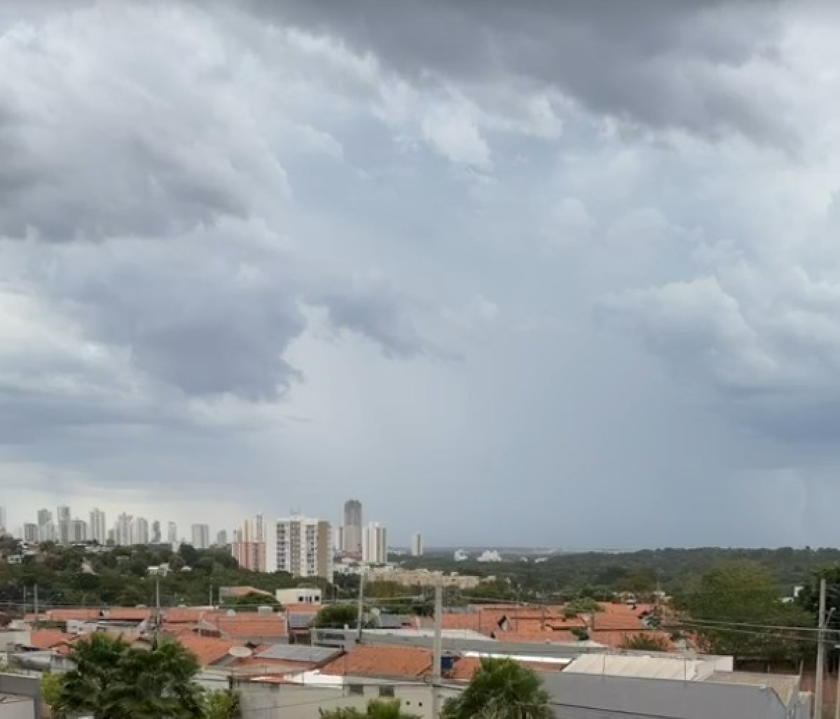 Cuiabá tem alerta de tempestade com ventos de 60 km/h e granizo