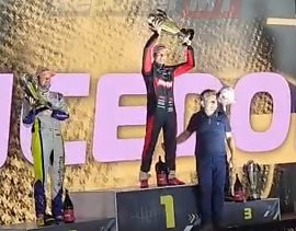 Mauro Mendes entrega troféu a Nelsinho Piquet por vitória na Stock Car em Cuiabá