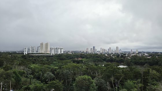 Hoje a previsão é de sol entre muitas nuvens, com pancadas de chuva já pela manhã e possibilidade de trovoadas ao longo da tarde. 