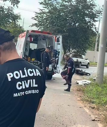 Motociclista morreu após perder o controle em rotatória e bater em poste