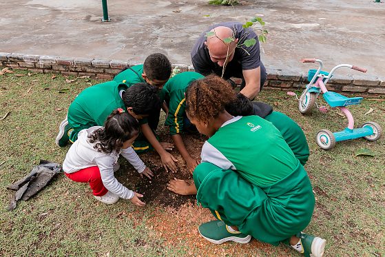 Campanha da Prefeitura de Cuiabá plantou 400 mudas de árvores com a ajuda de 200 crianças no Parque Tia Nair