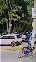 vídeo flagra ladrões arrombando carro e depenando interior em Cuiabá
