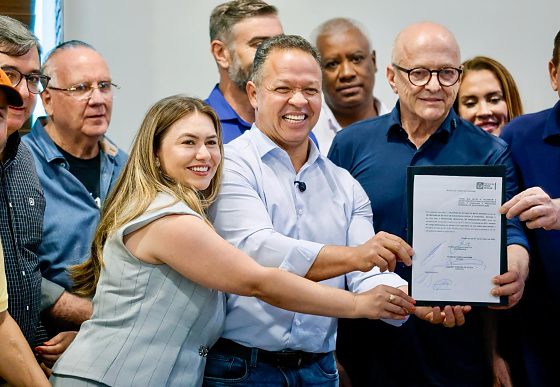 O prefeito de Rondonópolis, Cláudio Ferreira, e o governador Otaviano Pivetta durante assinatura da ordem de serviço que autoriza o início das obras