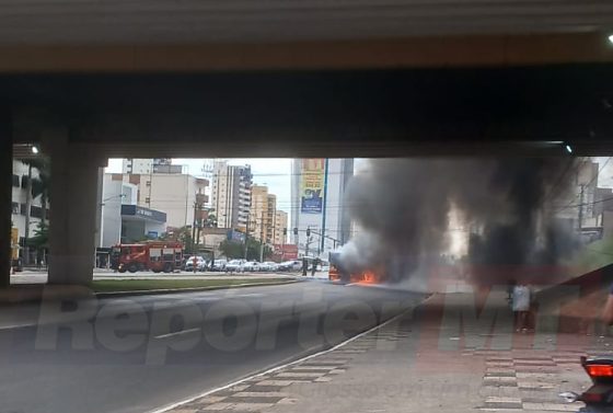Imagens registradas pelo RepórterMT mostram o veículo sendo tomado pelas chamas e emitindo uma intensa fumaça preta. em Cui