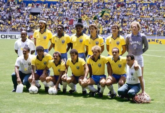 Jogadores da seleção brasileira se alinham para formar um grupo antes da partida da Copa do Mundo FIFA de 1986 contra a Polônia, em 16 de junho, no Estádio Jalisco, em Guadalajara, México  • Mike King