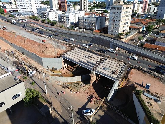 A interdição é necessária porque será realizada a concretagem da laje do viaduto que está sendo construídos no local.