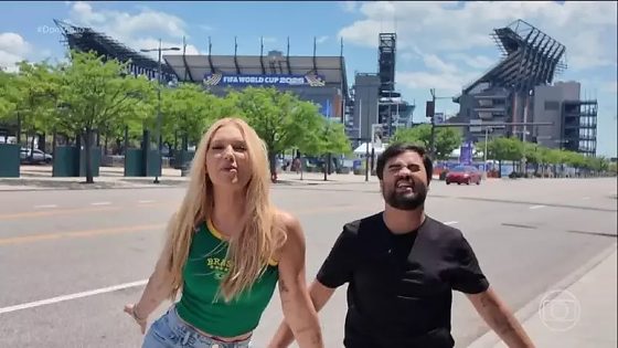Ao lado do amigo e influenciador Lucas Guedez, a famosa buscou trazer leveza e descontração ao interagir com turistas de várias nacionalidades